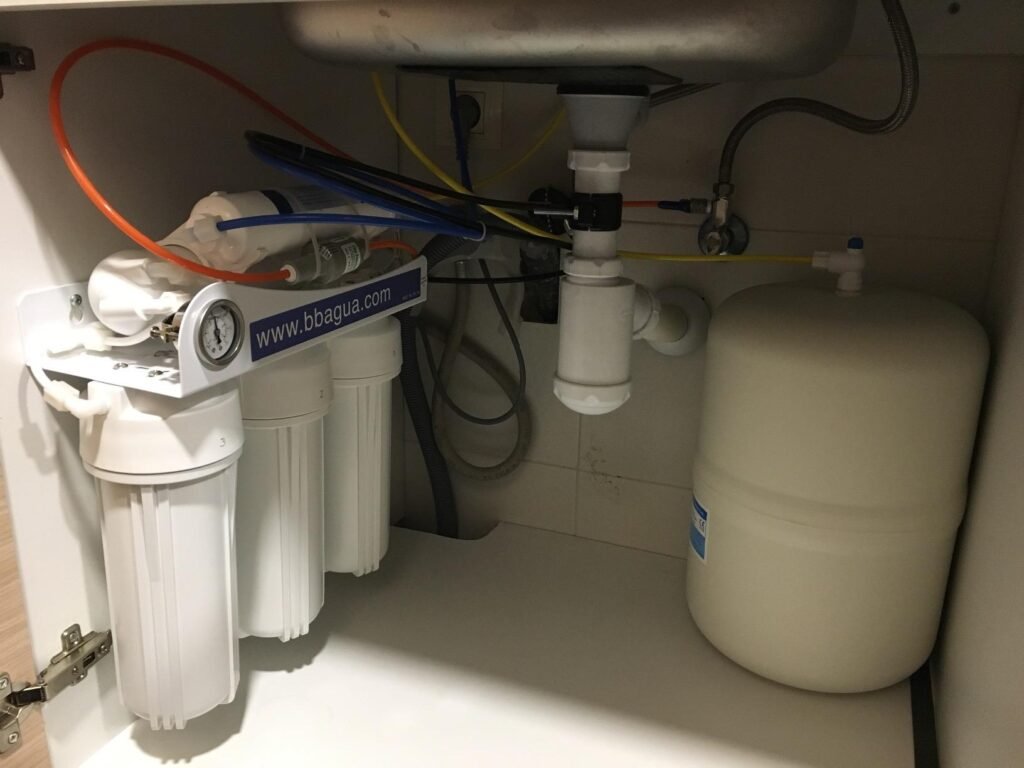 Instalación paso a paso de un sistema de ósmosis inversa. Un equipo perfecto de osmosis y un gran ahorro en el agua potable.